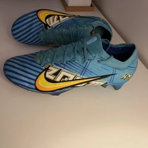 Nike Mercurial Vapor ”Mbappe Edition” - Säljer dessa skor då dem inte används längre. Skick 8.5/10 Storlek 45.5 men passar 45