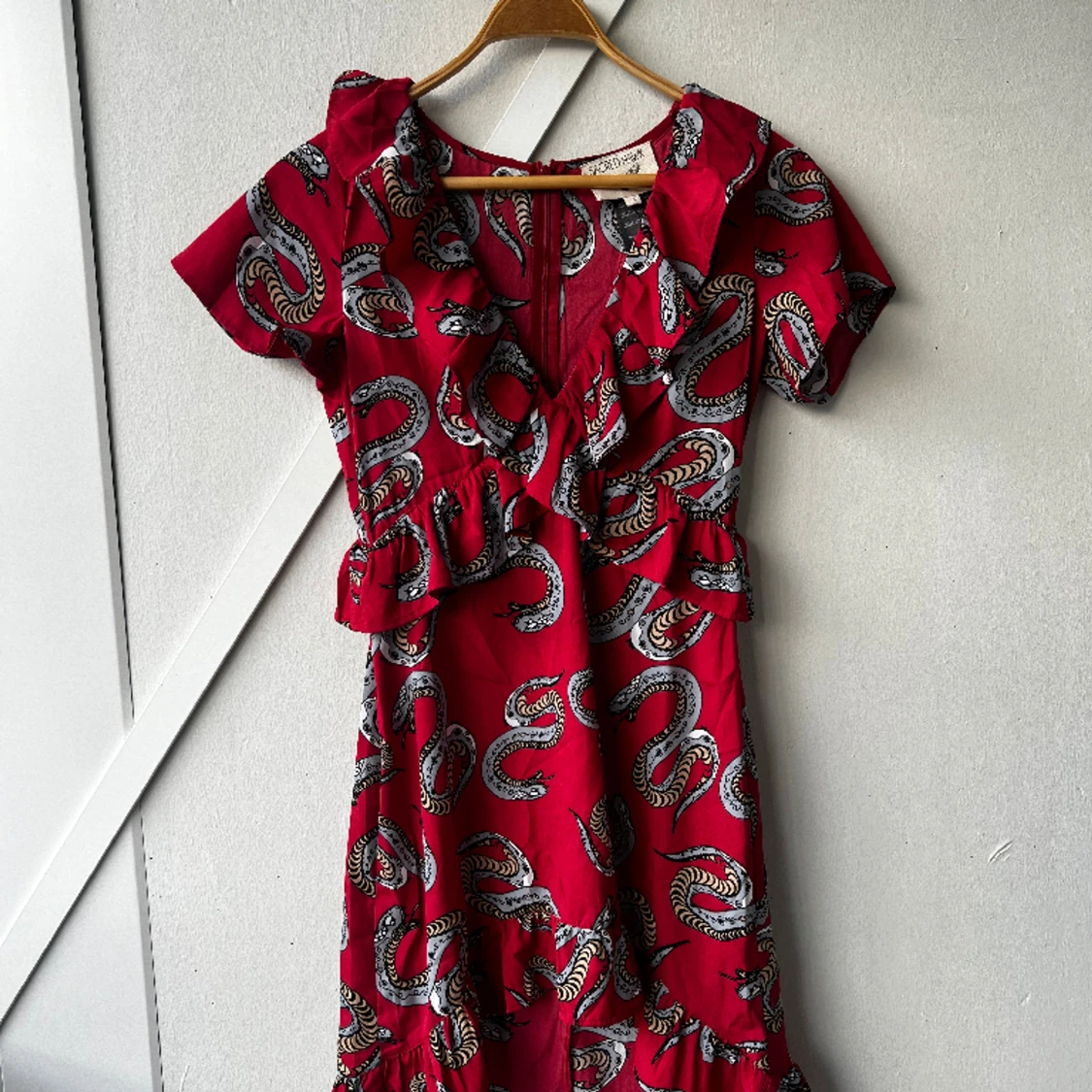 NY röd klänning med tryck och volanger 