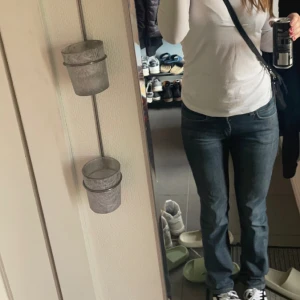 Lågmidjade Acne jeans  - Hej! Säljer ett par snygga lågmidjade Acne jeans i storlek W27 L32 i bra skick💞