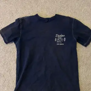 En marinblå dickies T-shirt, det är ett hål i kragen men annars i bra skick