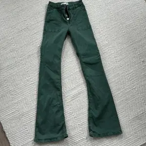 Gröna jeans från zara som inte kommer till anvädning. Så coola !!🫶🏽