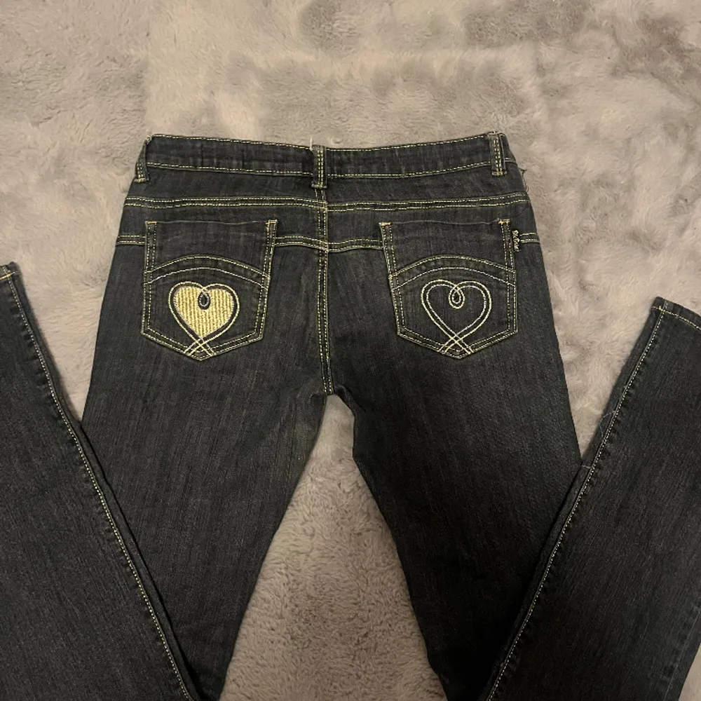 Säljer ett par jättesnygga lågmidjade Jeans med coola detaljer!😍 Jeansen passar en S-M och passar bra i längden på mig som är 170. Dom är straight. Skriv för frågor ❤️. Jeans & Byxor.