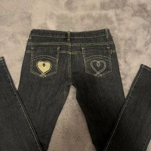 Lågmidjade jeans  - Säljer ett par jättesnygga lågmidjade Jeans med coola detaljer!😍 Jeansen passar en S-M och passar bra i längden på mig som är 170. Dom är straight. Skriv för frågor ❤️