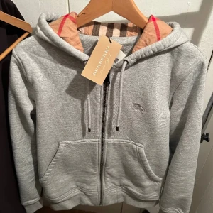 burberry hoodie - burberry hoodie storlek M knapp avänd gick i present och gillar inte färgen
