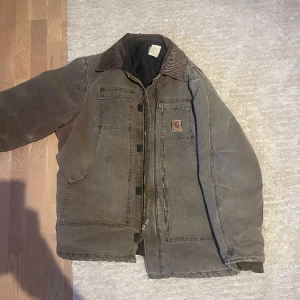 Vintage carhartt jacka från 90 talet - En vintage carhartt jacka från 90 talet i USA. Jätte bra skick, den är super skön och super hållbar.  