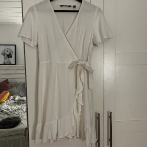 Klänning - Fin klänning från vero Moda. Endast använd vid 1 tillfälle. Perfekt till studenten eller sommarklänning! St s