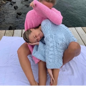 stickad tröja  - En jättefin blå stickad tröja som är såå fin till sommaren och våren! ☀️💙💙