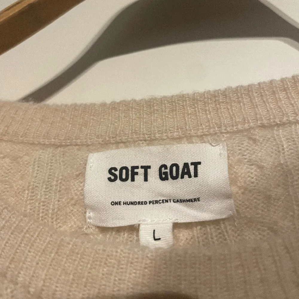 Soft Goat sweatshirt knappt använd pågrund av för stor. 100 procent Kashmir. Nypris ca 2500 kr.  . Tröjor & Koftor.