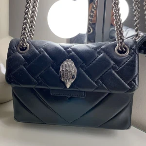 KURT GEIGER - Säljer min Kurt Geiger väska. Den är super fin men har defekter, kan skicka privat om så önskas. Finns tecken på användning på utsidan men inte inuti. Kommer med en påse till väskan💕  Nypris är 2 445kr och är slutsåld på hemsidan.