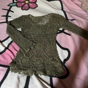 Virkad tröja  - Jättefin virkad tröja med blommor. Varsamt använd, skriv om ni har frågor 