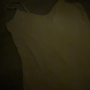 Linne  - Säljer en Beige linne för att kmr aldrig till användning. Väldigt skön matrial o har inget skada på d