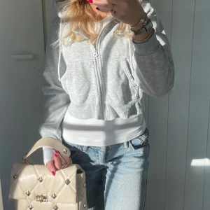 Grå zip hoodie - Så fin tröja från weekday, perfekt till lågmidjade jeans ❤️ Ny utan prislapp 