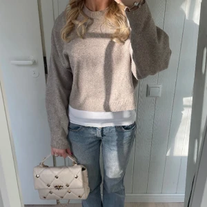 Stickad tröja - Så fin stickad tröja från weekday, nypris 599kr. Perfekt nu till våren och så fin till lågmidjade jeans 🫶🏼