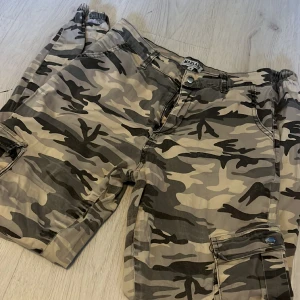Madlady  - Strl S  Kamouflage  Bra fickor.