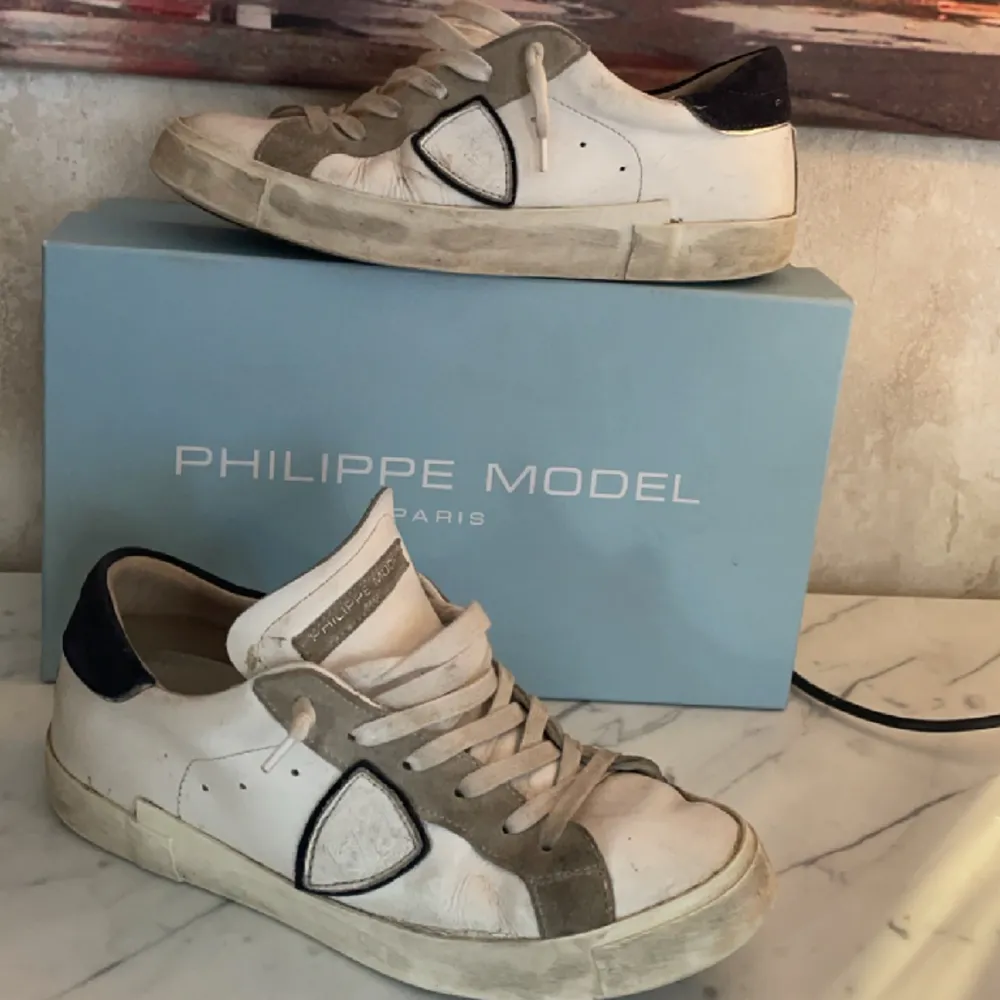 Philippe modell skor i storlek 40, enda ”riktiga märket” ser man på bild 2 på den övre skon men det ser naturligt ut eftersom själva modellen är ”beat”. Skor.