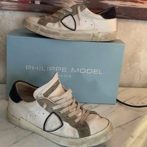 Philippe modell skor i storlek 40, enda ”riktiga märket” ser man på bild 2 på den övre skon men det ser naturligt ut eftersom själva modellen är ”beat”