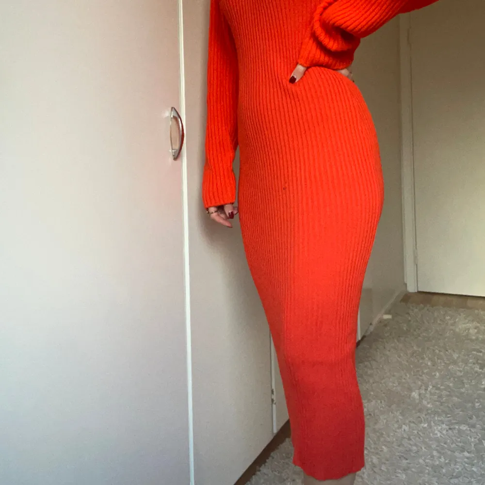 Orange set som går åt det röda hållet.  Från H&M Klänning S Kofta M  300kr för båda. Klänningar.