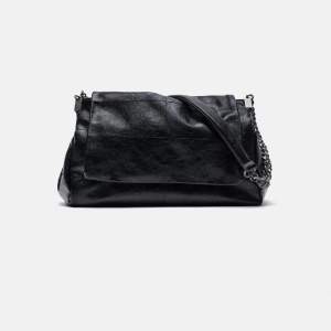 Jättesnygg väska från Zara som inte kommer till användning. Relativt bra skick förutom hål i väskan!💞