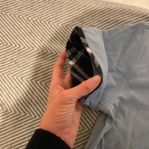 Burberry piké  - Hejsan!  Säljer en äkta Burberry Piké. Piken är köpt second hand i en designer vintidge butik i Pris. Förra året. Och är i mycket bra skick och kvaliteten är mycket bra 