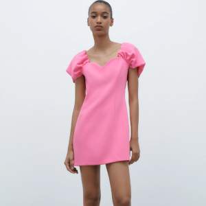 Säljer den här jättefina rosa klänningen från zara som inte längre går att köpa💗 använd endast en gång så jättebra skick💕 storlek M, men skulle säga att den är liten i storlek💗nypris 399, jag säljer för 150kr + frakt🥰