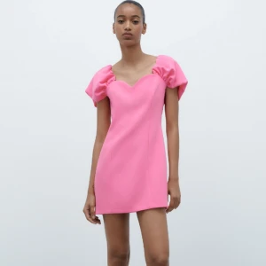 Rosa klänning - Säljer den här jättefina rosa klänningen från zara som inte längre går att köpa💗 använd endast en gång så jättebra skick💕 storlek M, men skulle säga att den är liten i storlek💗nypris 399, jag säljer för 150kr + frakt🥰