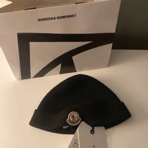 Moncler mössa - Typ helt ny från NK kan sänka pris vid snabb affär köpt för 2300kr