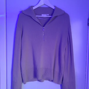 Beige stickad halfzip tröja från Kappahl - Säljer denna tröja för att den inte används längre. Tröjan är i bra skick då den är sparsamt använd Strl S