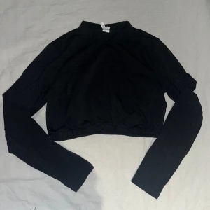 Croptop  - Svart tränings croptop, storlek XL. Aldrig använd