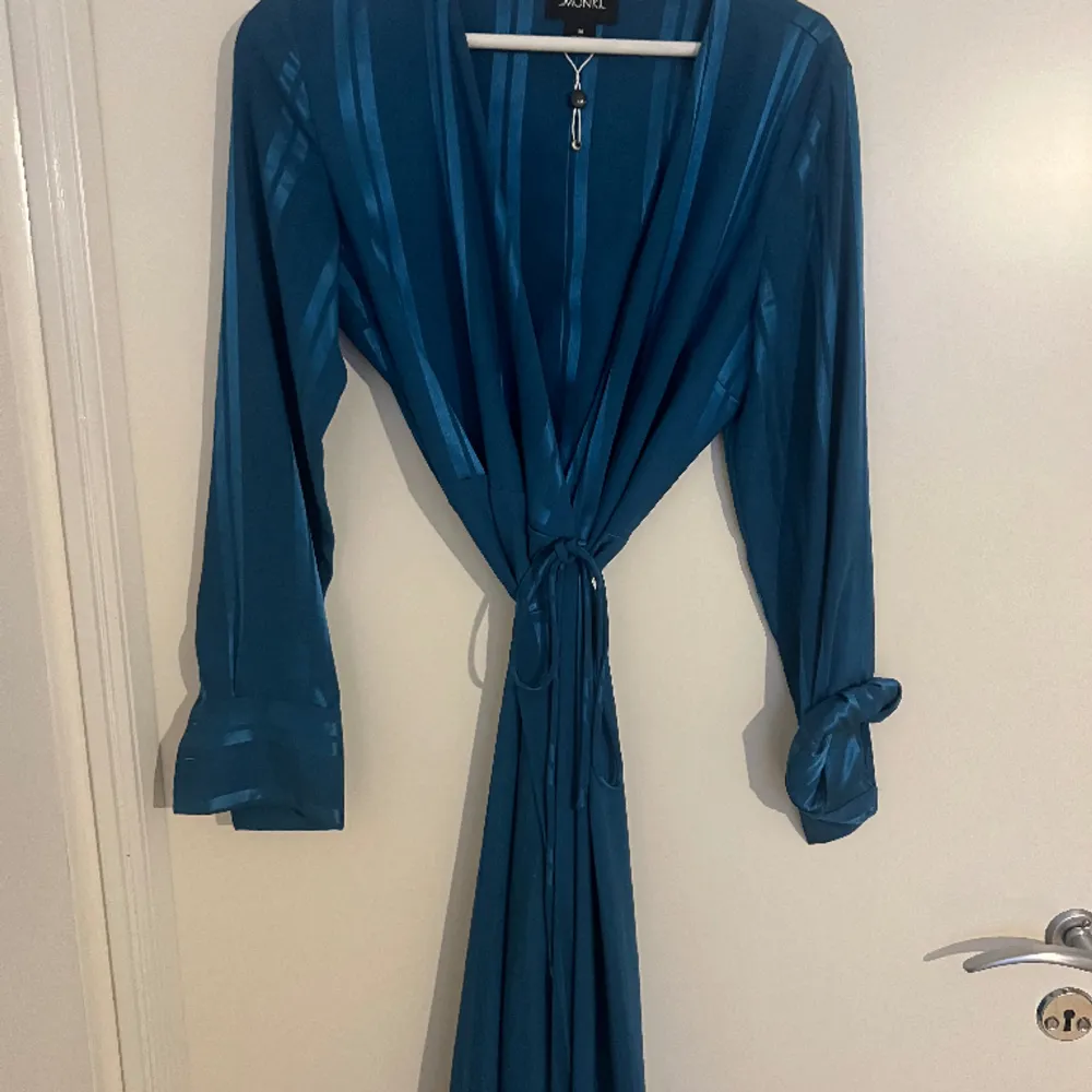 Blue wrap dress verry flattering . Klänningar.