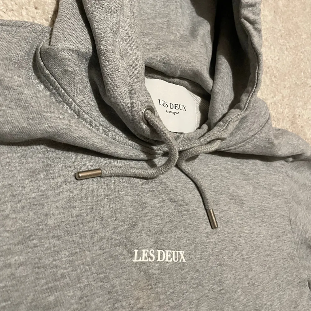 Les Deux grå hoodie, storlek Small. Ord. pris 800 kr. Mycket bra erbjudande för priset och skicket. nästan aldrig använt, max 5 gånger (har ej tvättats) så är i stort sett nyskick.. Hoodies.