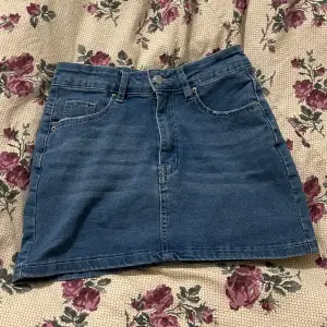Jeans minikjol som var köpta på plick! Inga defekter. 