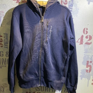 Sail racing  - Säljer nu min sil racing pga vill testa något annat. Men annars är den i bra skick. 