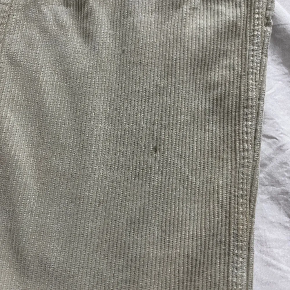 Ett par beiga manchesterbyxor från weekday som inte används längre. Liten fläck vid benet som jag visar på bilden. Storlek 28. Jeans & Byxor.
