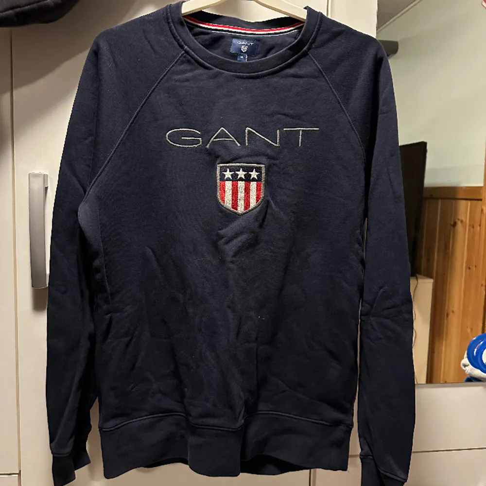 Säljer denna Gant tröja i storlek M. Bra skick  Skriv om du har frågor. Hoodies.