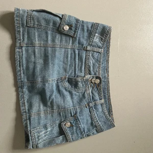 Jeanskjol  - Snygg jeanskjol!  Midjemått rakt över: 38 cm Längd: 29 cm Storlek: xs (34)  (Defekt på ena knappen, se sista bilden) Hör av er vid frågor💛