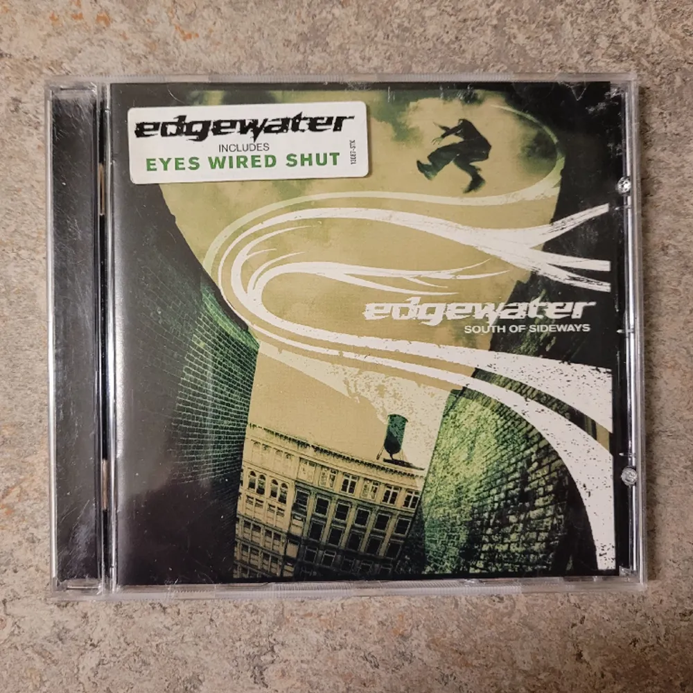 Edgewater south of sideways CD, den har använts och har synliga markeringar på CD:n men den spelar som vanligt.. Övrigt.
