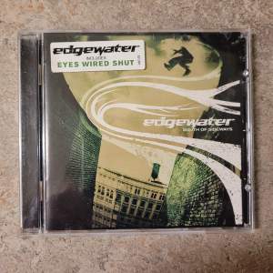 Edgewater south of sideways CD, den har använts och har synliga markeringar på CD:n men den spelar som vanligt.