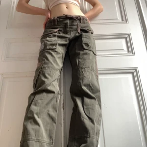 Lågmidjade cargobyxor  - Lågmidjade militärgröna cargobyxor stl S. Bra skick men lite slitna vid fötterna. Priset kan diskuteras. Kan mötas upp vid Medborgarplatsen i Stockholm. 