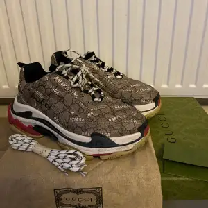 Exklusiva skor, Gucci x Balenciaga The Hacker Project Triple S. Sparsamt använda, 9/10. Köpta på Gucci i Barcelona. Låda, dustbag samt kvitto medföljer.