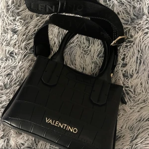 Valentino väska  - Svart Valentino väska i modellen Windy. Kommer ej längre till användning + rensar garderob så därför säljer jag den nu.  som helt ny, ingen skråma. Kommer även med dustbag