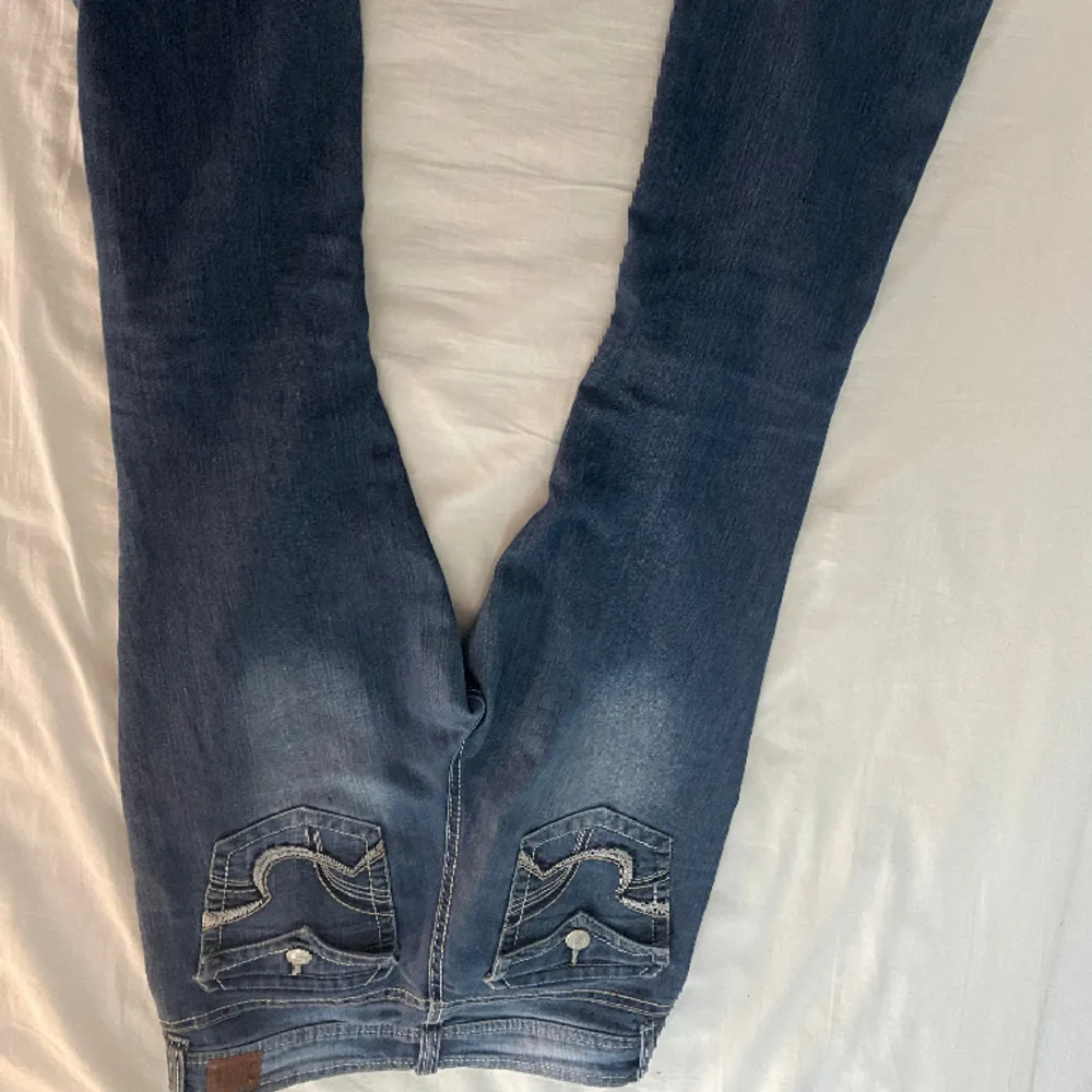 Trendiga jeans till salu. Säljer pga att de är förstora för mig. Köpta för 600kr och om det är många intresserade gör jag en budgivning💓. Jeans & Byxor.
