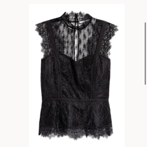 Spetstopp - Gullig spetstopp från hm i str 40. Nyskick och knappt använd. Lite korsettaktig.💫Pris 150 +frakt