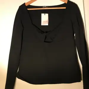 Helt ny snygg svart tröja med prislappen kvar i storlek L. Den är köpt på Bikbok Ordinarie pris 399kr står på lappen