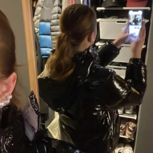 Glansig jacka  - Säljer denna supersnygga jackan från boohoo! Jag köpte den här på plick för 400 och den kommer inte till användning så säljer den vidare!💞