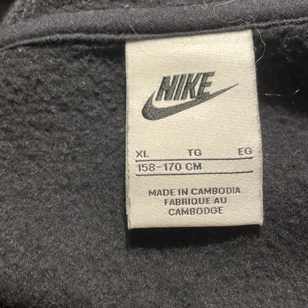 Nike töja i storlek XL barn 158-170 cm. skön nile tröja använd några gånger.säljer pågrund av att den inte används längre. Nypris 400 säljer för 149🤝💥. Hoodies.