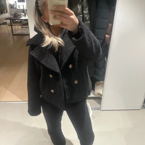 Svart kappa - Jättefin kappa i märket Chelsea, nypris 1000kr. Inga tecken på användning. Varmare än en vanlig kappa.