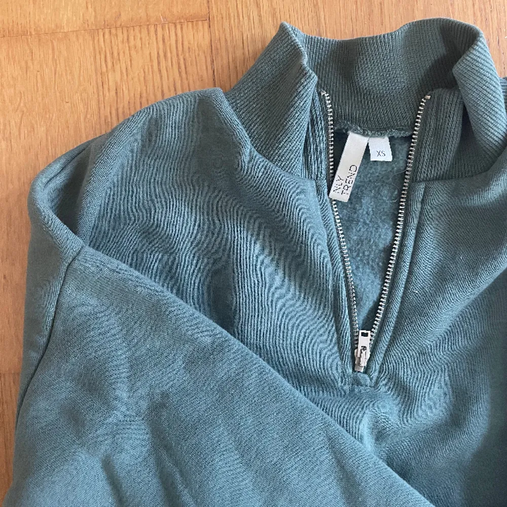 Cropped sweatshirt med dragkedja från NLY trend i storlek XS. Använd många gånger. Nypris för 229kr  💚🫧🍀🐚🍃🧚. Tröjor & Koftor.