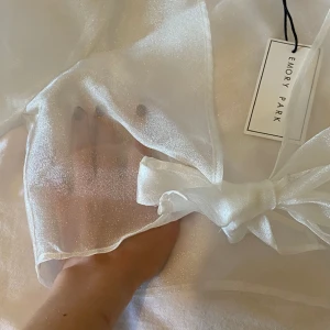 Vit blus med knytning - Aldrig använd. Köpt på Asos från märket Emory Park. Nypris 399kr