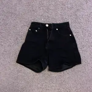 Gina shorts! Nytt skick! Köptes för 400 säljer för 100. Säljer för att dom blivit för små!