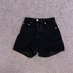 Jeans shorts  - Gina shorts! Nytt skick! Köptes för 400 säljer för 100. Säljer för att dom blivit för små!
